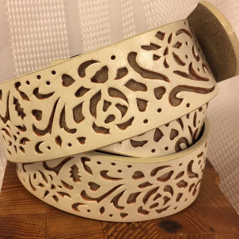Fossil leather belt w/lasercut flower pattern soft